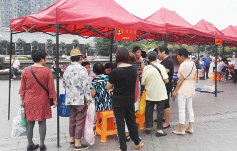 宏昊所积极参加运河广场“学雷锋”志愿活动