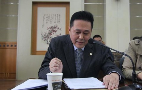朱虹主任参加法官履职评议工作会议