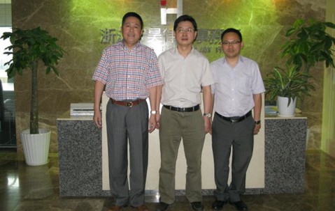 区法制办主任冯林钟走访我所
