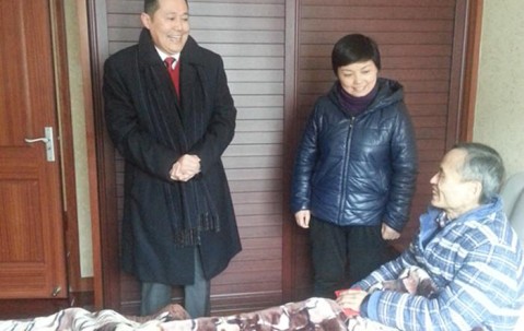 朱虹主任探望身患胃癌的桥西居民