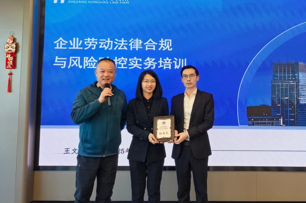 颁发聘书_副本.jpg 颁发聘书_副本.jpg